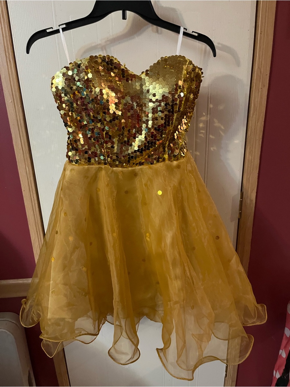 Women’s Gold Sequin Party Dress for Sparkling Tulle Skirt
